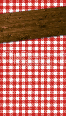 Kariertes Tischdeckenmuster rot weiß mit Holzbalken