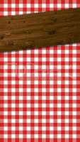Kariertes Tischdeckenmuster rot weiß mit Holzbalken