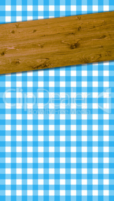 Kariertes Tischdeckenmuster blau weiß mit Holzbalken