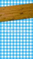 Kariertes Tischdeckenmuster blau weiß mit Holzbalken