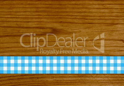 Holzbrett und Tischdeckenstreifen hellblau weiß