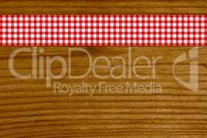 Holzbrett und Tischdeckenstreifen rot weiß