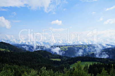 Berge, Wälder, Nebel, Wolken