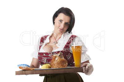 Bayerische Frau in einem Dirndl mit Schweinefleisch