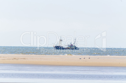 Fischerboot, Moewen und Sandbank