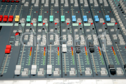 Sound mixing console