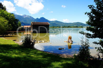 Kochelsee mit Holzschuppen