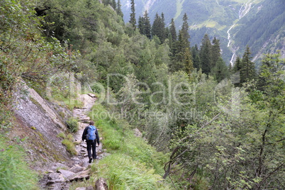 Wanderweg am Grawa-Wasserfall