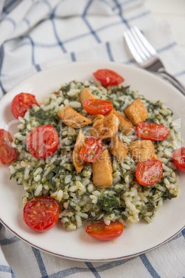 Risotto mit Spinat, Hühnchen und Tomaten