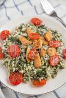 Risotto mit Spinat, Hühnchen und Tomaten