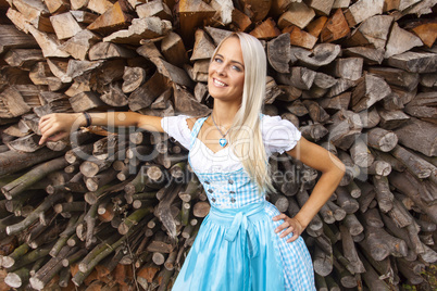 Bayerische Frau in einem Dirndl