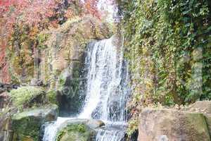Wasserfall mit Herbstlaub