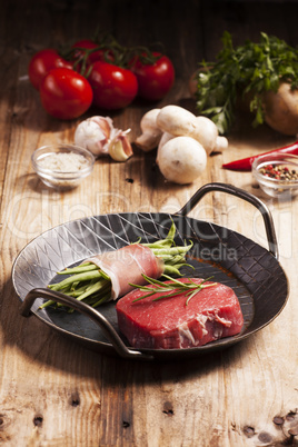 rohes Steak in einer Eisenpfanne