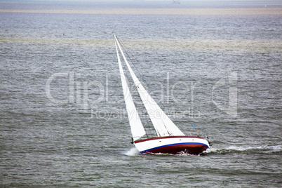 Segelboot auf der Elbe bei Brunsbüttel