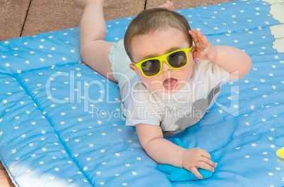 Baby mit Sonnenbrille