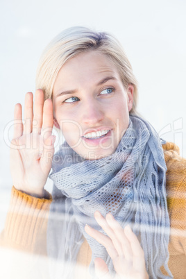 Woman wearing a grey scarf