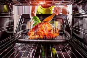 Cooking chicken in the oven at home.