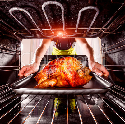 Cooking chicken in the oven at home.