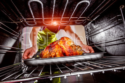 Cooking chicken in the oven at home.