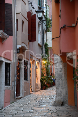 Gasse in Rovinj, abends