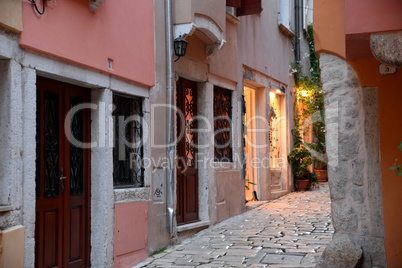 Gasse in Rovinj, abends