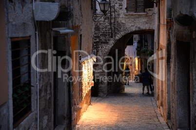 Gasse in Rovinj, abends