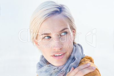 Woman wearing a grey scarf