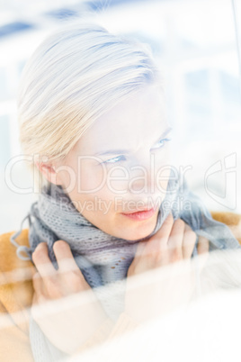 Woman wearing a grey scarf