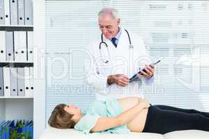 Doctor looking at pregnant woman at clinic