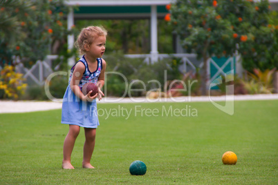 kleines Mädchen spielt mit einem Ball Kugel