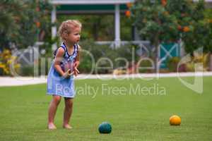 kleines Mädchen spielt mit einem Ball Kugel