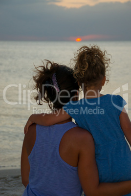 Mutter und Tochter beim Sonnenuntergang