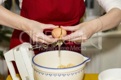 Ei aufschlagen, crack an egg