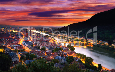 Stadt Heidelberg im leuchtenden Abendrot