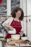 Frau backt Plätzchen, woman is baking cookie