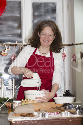 Frau backt Plätzchen, woman is baking cookie