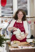 Frau backt Plätzchen, woman is baking cookie