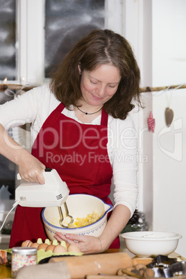 Frau backt Plätzchen, woman is baking cookie