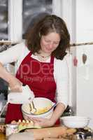 Frau backt Plätzchen, woman is baking cookie