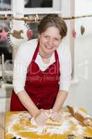 Frau backt Plätzchen, woman is baking cookie