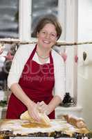 Frau backt Plätzchen, woman is baking cookie