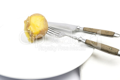 Kartoffel schälen auf Teller