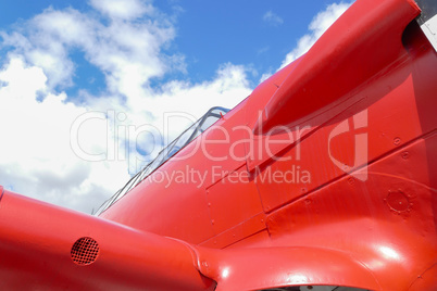 Seitenansicht eines roten Flugzeugs