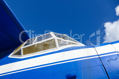 Seitenansicht eines blauen Flugzeugs