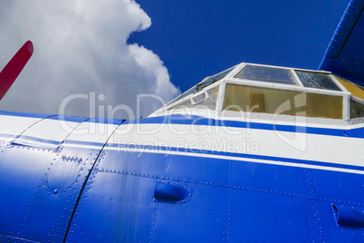 Seitenansicht eines blauen Flugzeugs