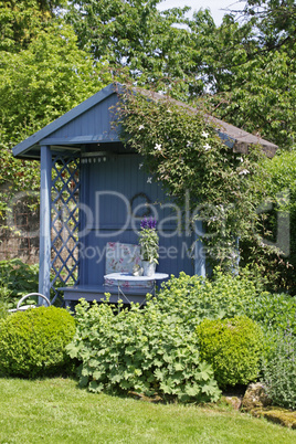 Garten mit blauem Gartenhaus