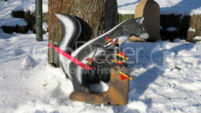 Bogenschiessen im Winter auf ein 3D-Stinktier