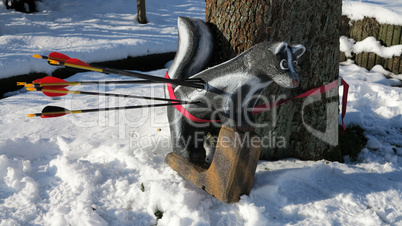 Bogenschiessen im Winter auf ein 3D-Stinktier