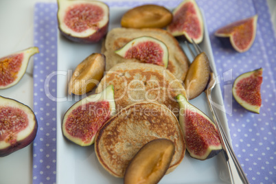 Pancakes mit Feigen und Pflaumen