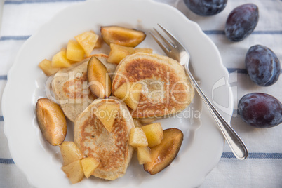 Pancakes mit Feigen und Pflaumen